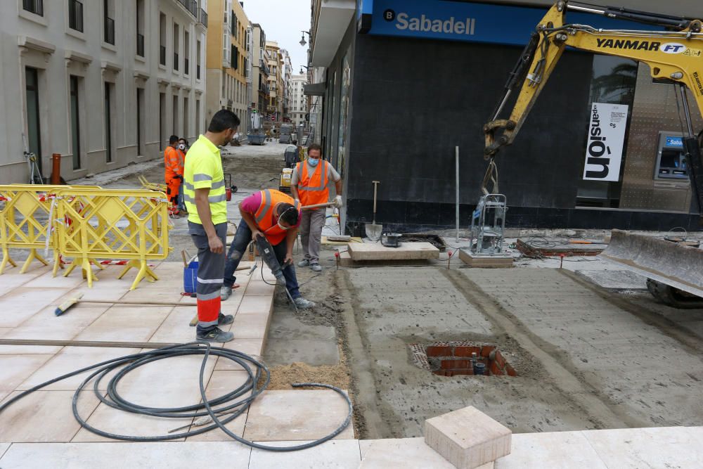 sectores como el de la construcción retomaban la actividad después de la Semana Santa en una jornada que comenzaba con el reparto de mascarillas en distintos puntos de Málaga capital.