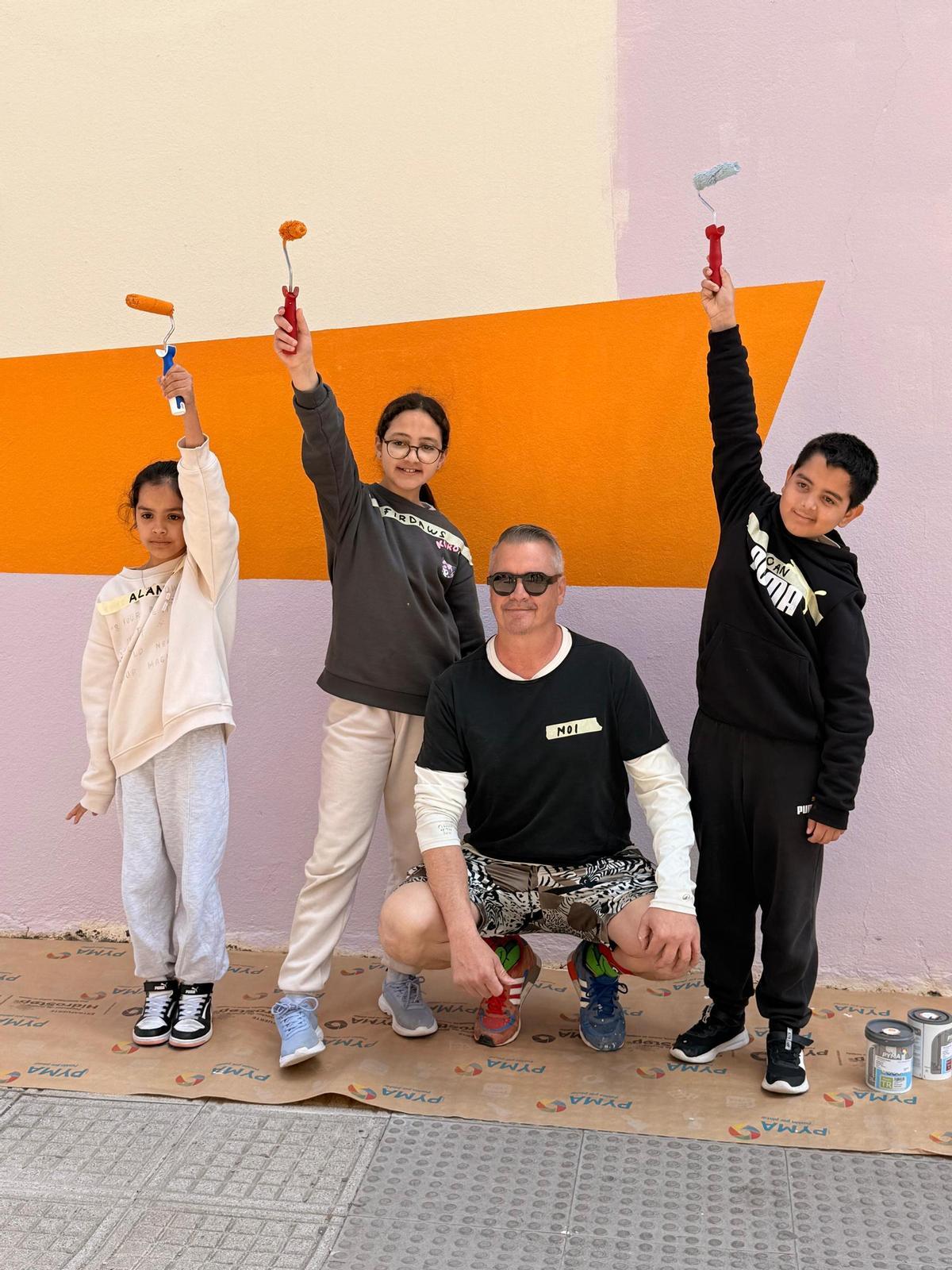 Moi Gómez, con los pequeños artistas