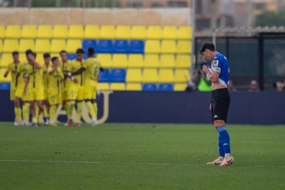 Nico Espinosa se lamenta mientras los jugadores del Villarreal B celebran el gol de la victoria.