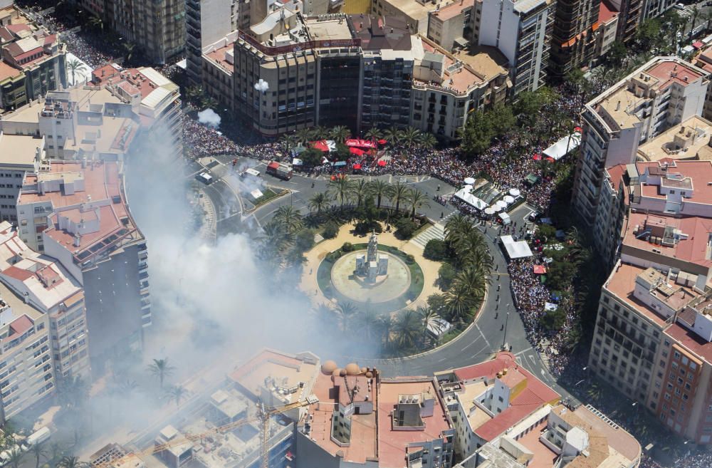 INFORMACIÓN fotografía la mascletà de Fuegos Artificiales del Mediterráneo desde el helicóptero de vigilancia de la Policía Nacional