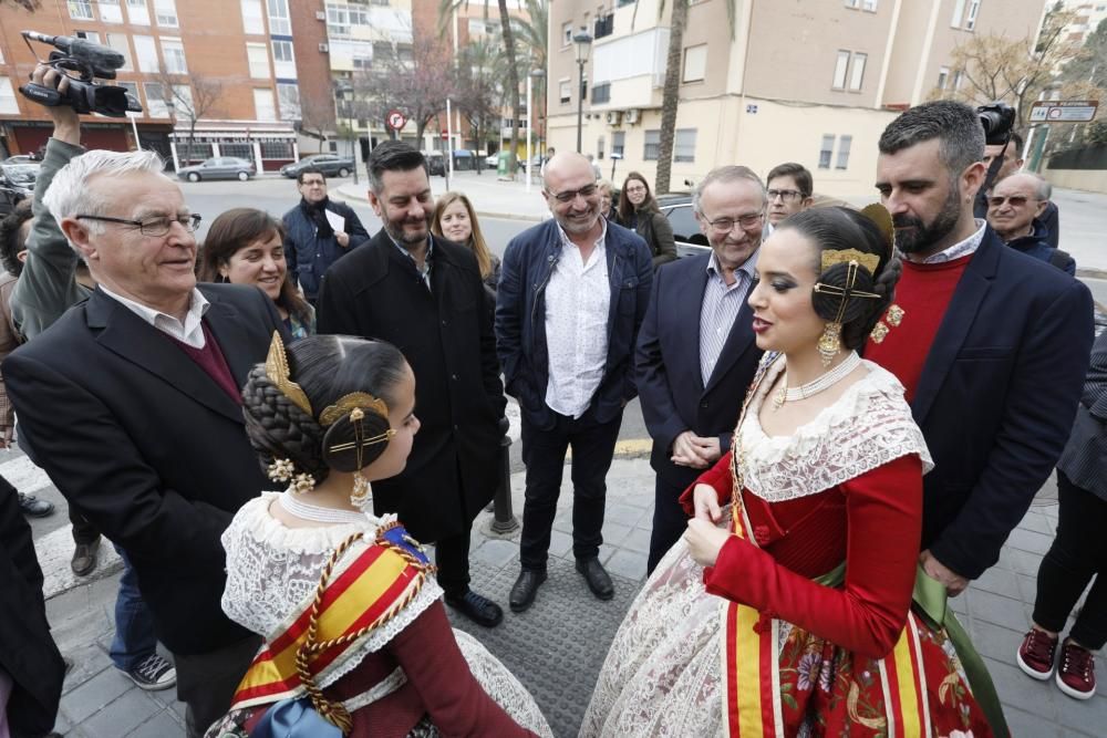 Las falleras mayores visitan los talleres de Ciudad Fallera