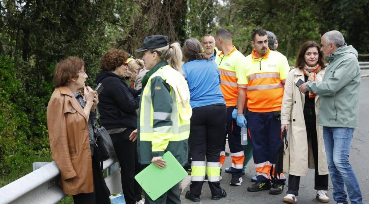 Servicios de emergencia que atienden a los heridos. | ÁNGEL GONZÁLEZ