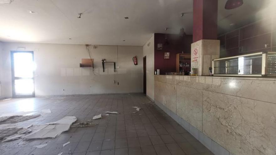 El local de la antigua cafetería de la Casa do Mar de Bueu, que está vacío desde hace años. |   // S.ÁLVAREZ