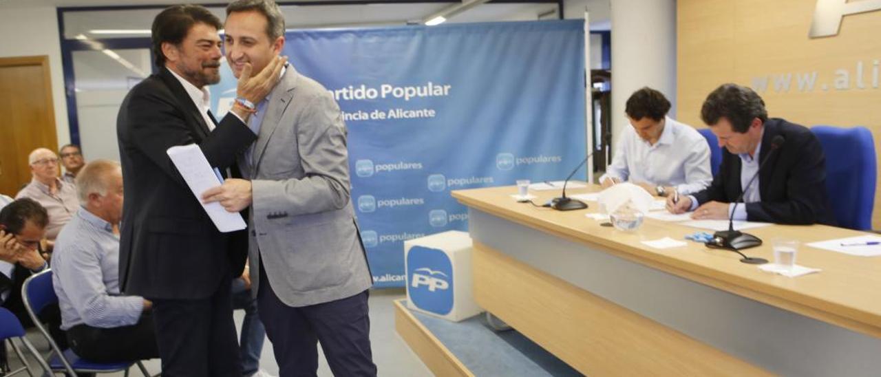 El PP cambia a César Sánchez por Carlos Mazón para intentar garantizarse la Diputación