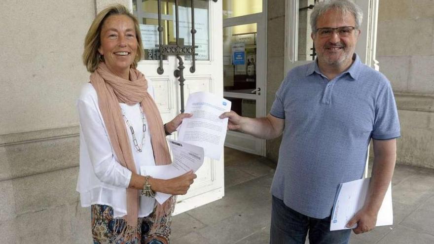 Los concejales del PP Rosa Gallego y Roberto Coira, con la carta de Carlos Negreira al alcalde.