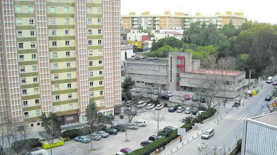 Vista de les dues edificacions inaugurades el 1973 al Firal dels Burros i el Poblenou.