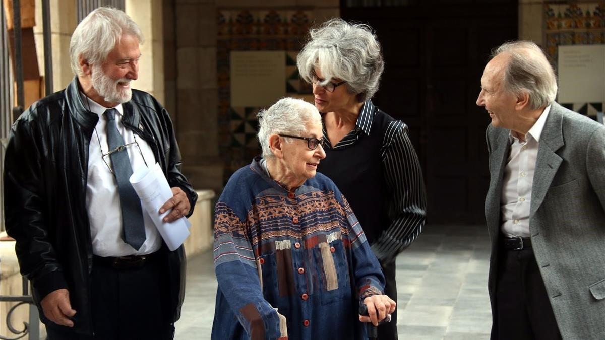 Un momento de la cesión del Fondo Joan Sales con su hija Núria Sales y su nieta Maria Bohigas, en el centro.