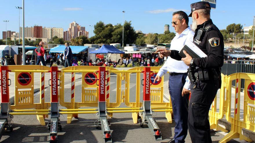 Benidorm coloca barreras móviles para garantizar la seguridad en los mercadillos
