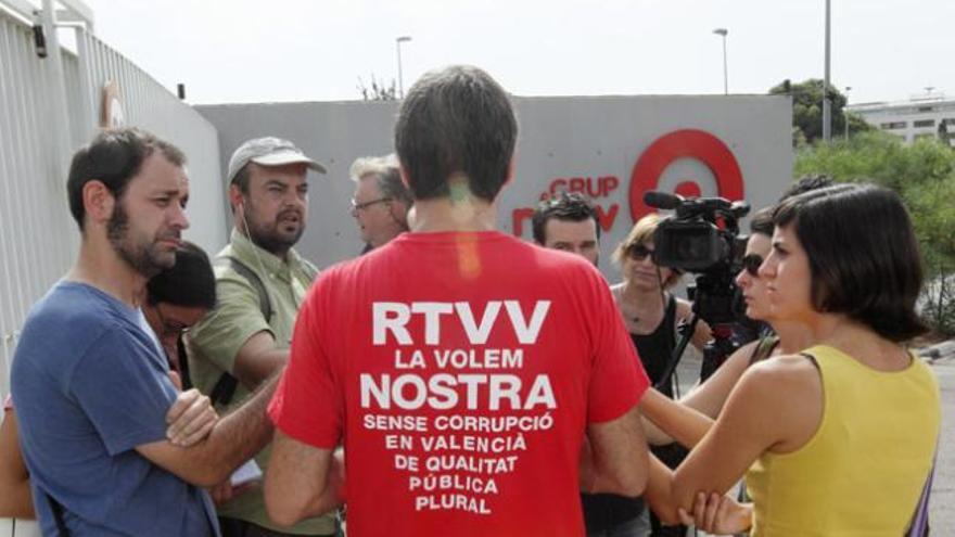 Trabajadores de RTVV, tras conocerse la aprobación.