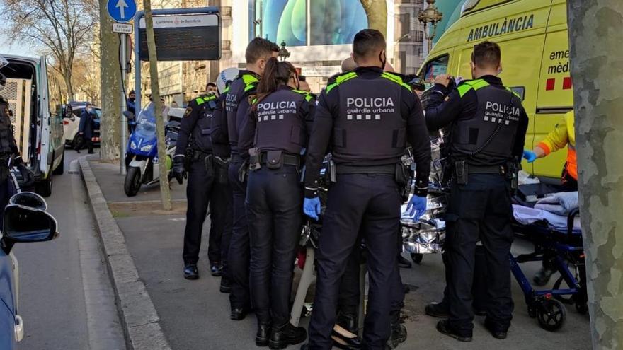 Una dona dona a llum en plena Gran Via de Barcelona