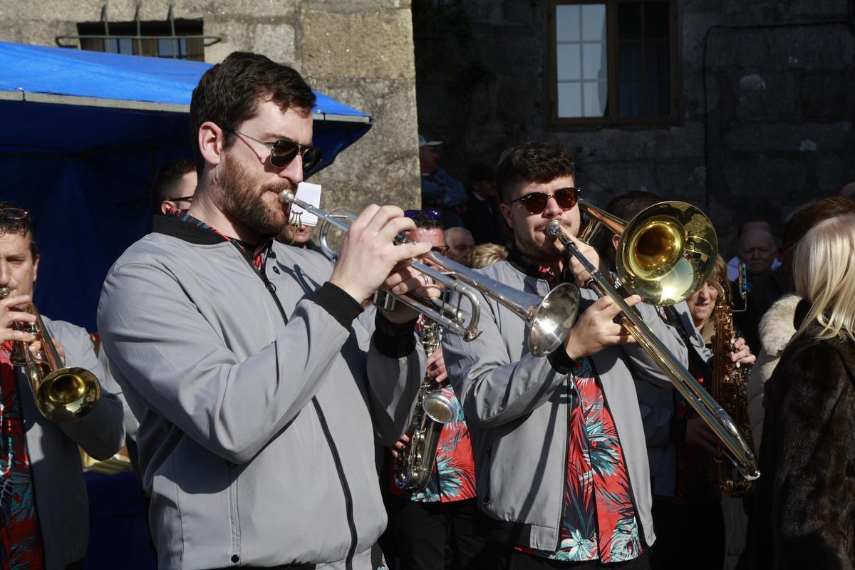 La pasión por la Candelaria ilumina Castrelos