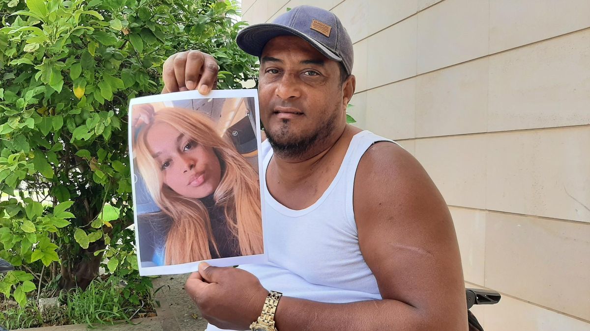 José Gregorio Paraco, con una fotografía de su hija Yusleisy, asesinada en Estados Unidos, ayer durante la entrevista concedida a Diario de Mallorca.