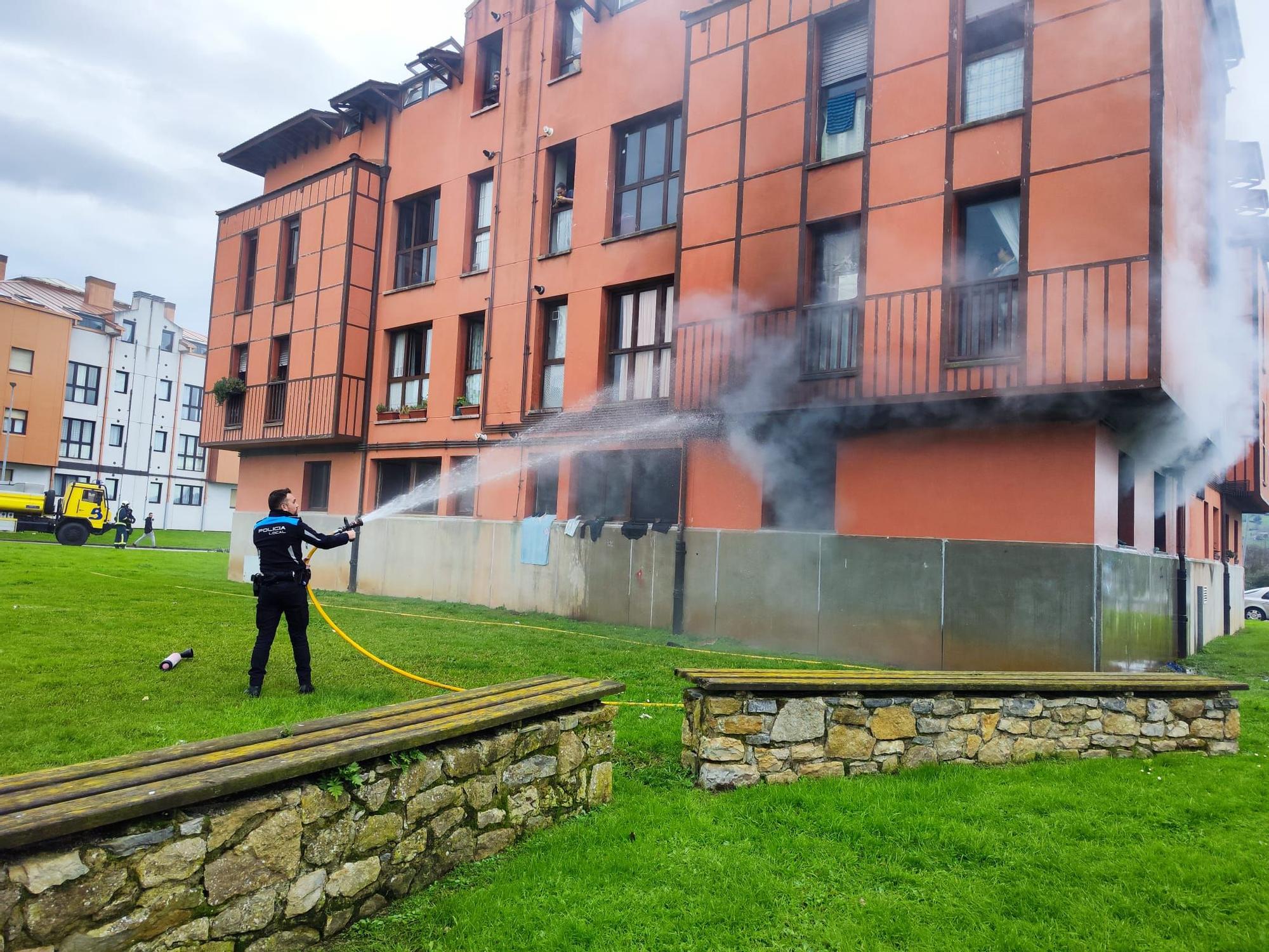 Un incendio obliga a desalojar un bloque de protección oficial en Villaviciosa