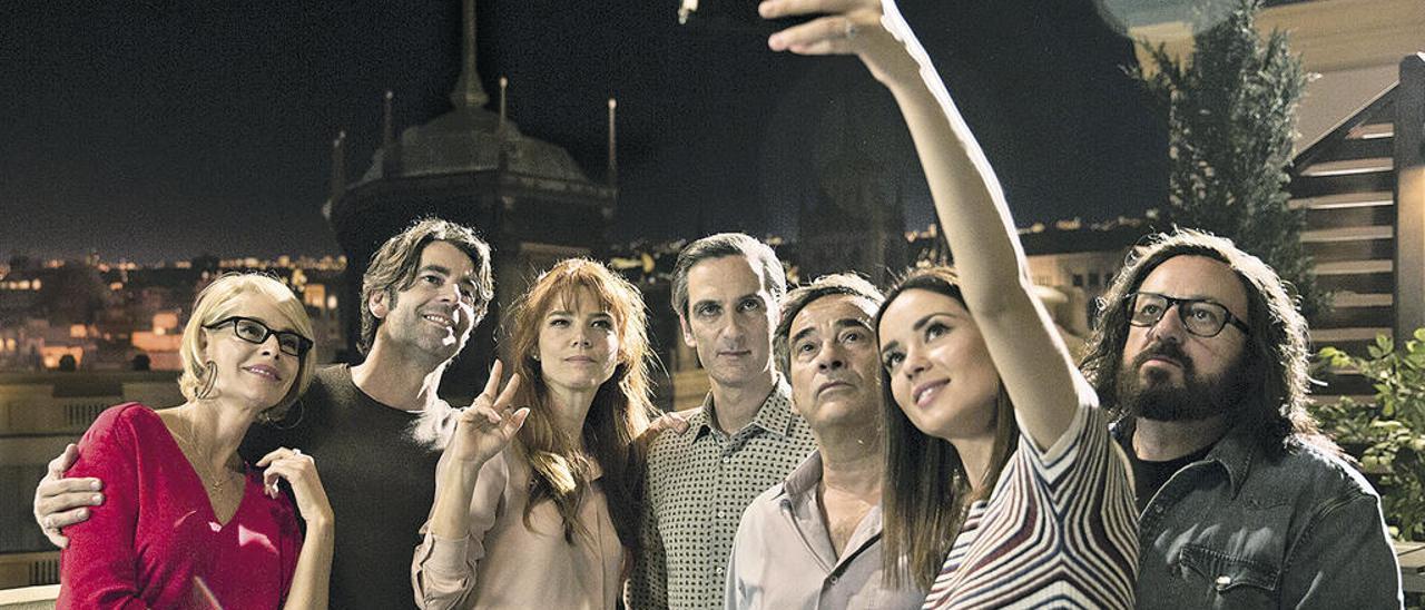 El reparto de &quot;Perfectos desconocidos&quot; se hace un selfi.