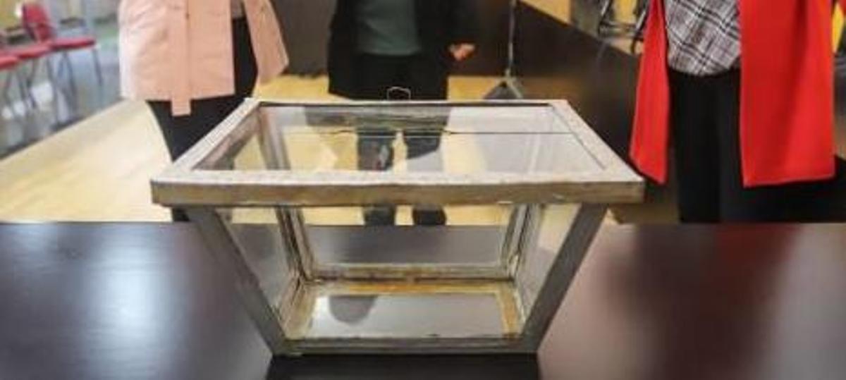 El cronista, la edil de Cultura y la alcaldesa de Bigastro, observan con atención la urna única.