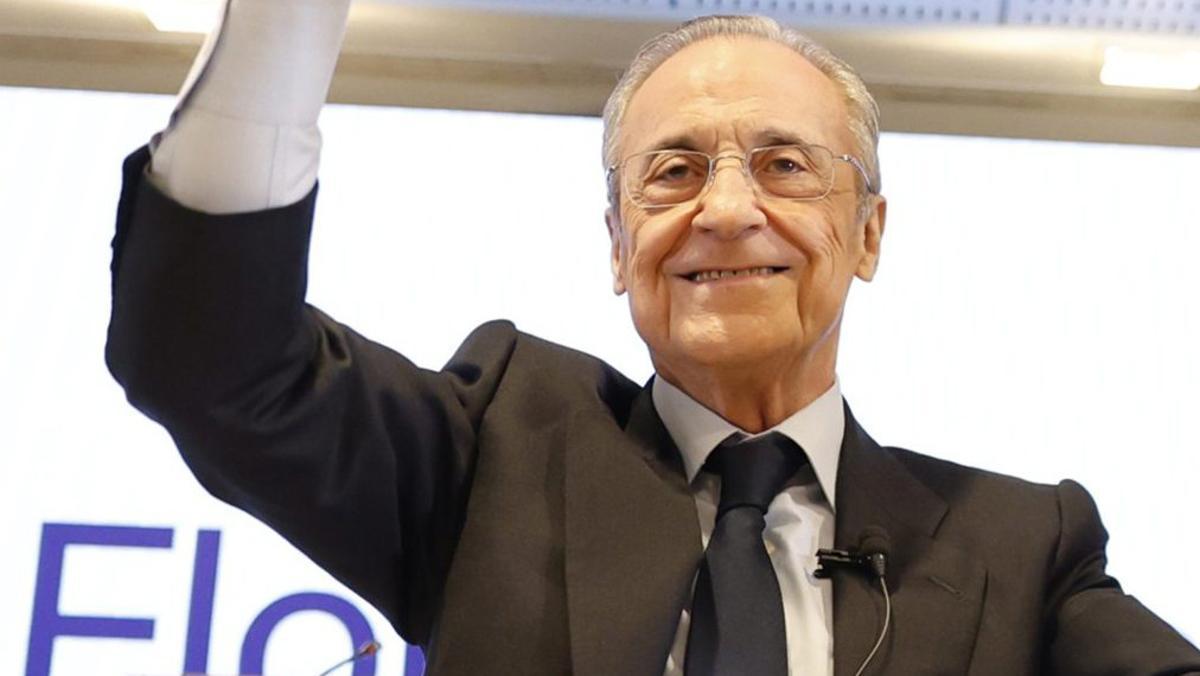 Florentino Pérez, en la presentació de la candidatura, i Enrique Riquelme, a la sortida de la seva seu electoral acompanyat pel seu cap de campanya, el periodista Enrique Marqués. | JAVIER LIZÓN / EFE