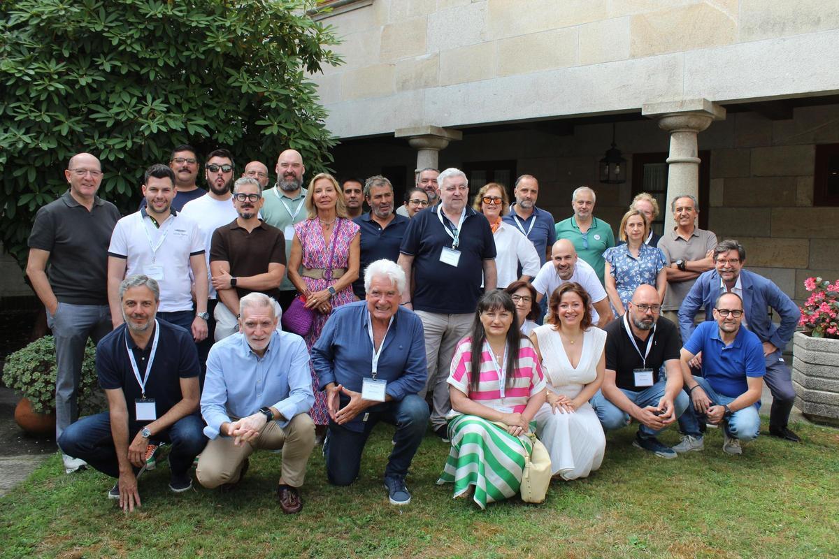 Los miembros del panel posaron en una foto de familia con responsables de la DO Rías Baixas.