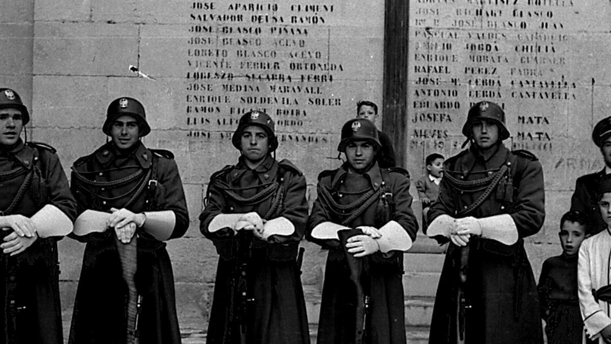 Militares ante el monumento a los caídos en la Seu de Xàtiva.