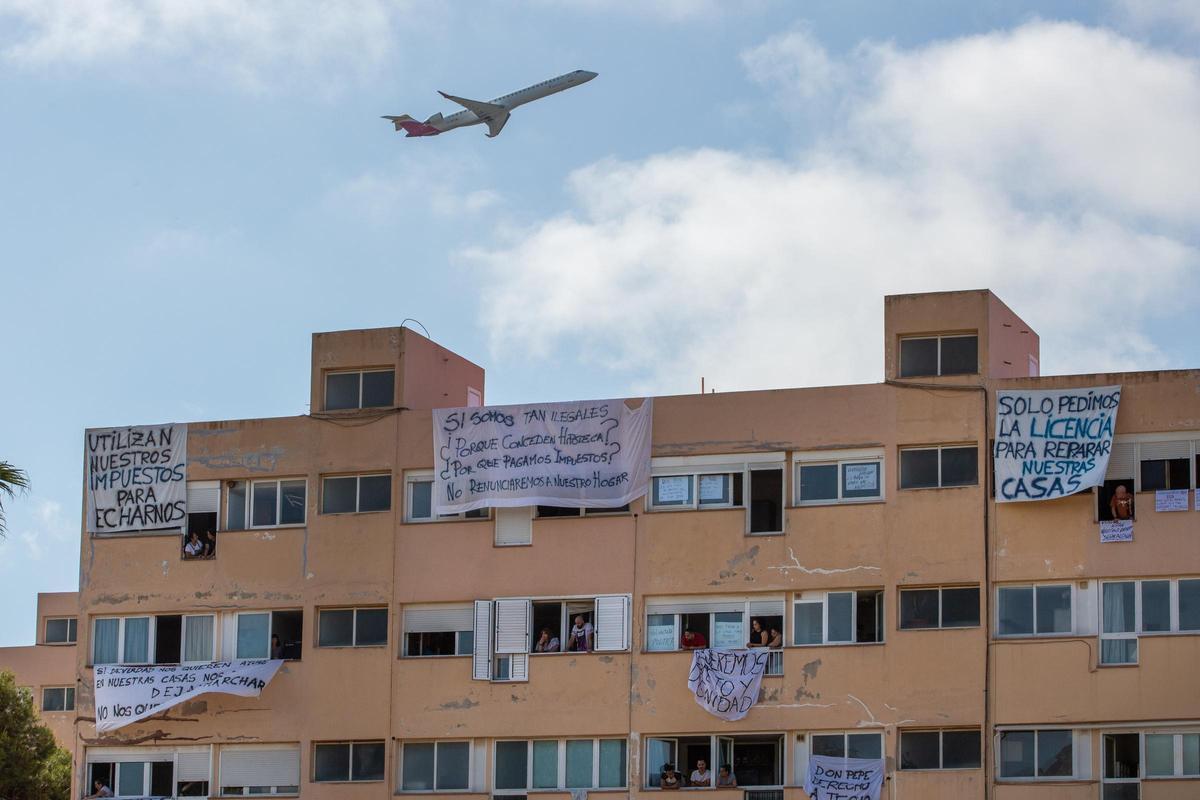 Protesta de los residentes en los apartamentos Don Pepe de Ibiza.