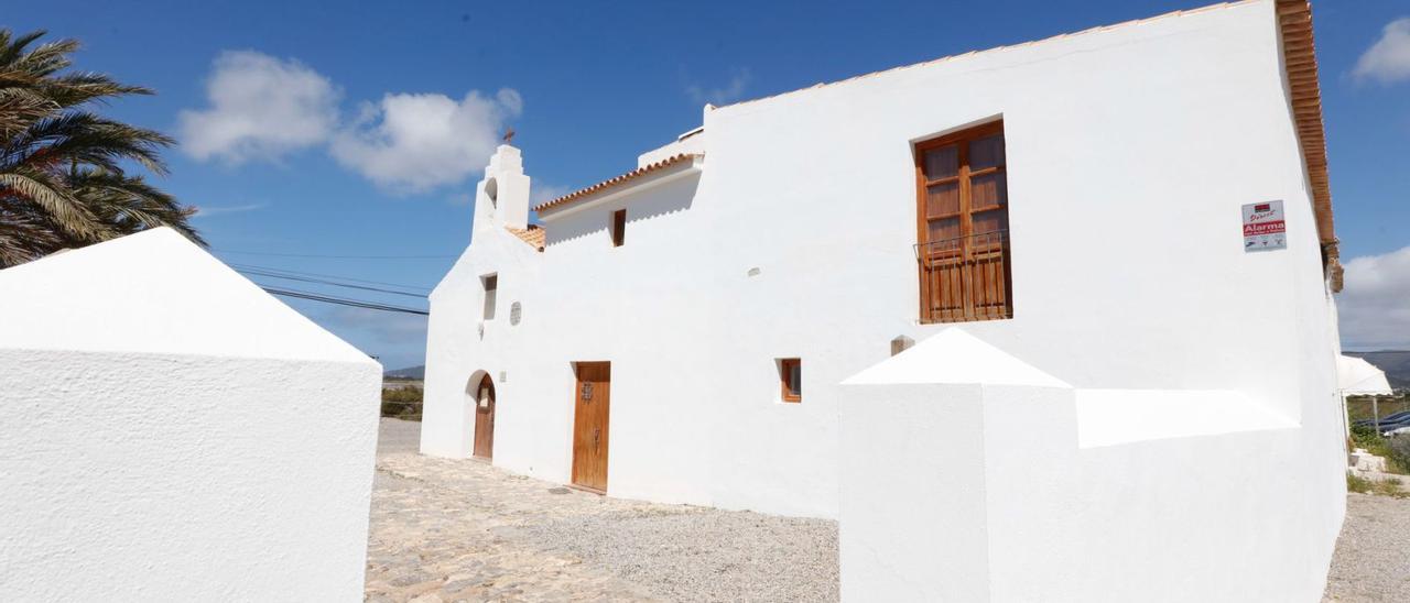 El centro de visitantes del Parque Natural de ses Salines en Ibiza se ubica en la casa rectoral de la iglesia de Sant Francesc.