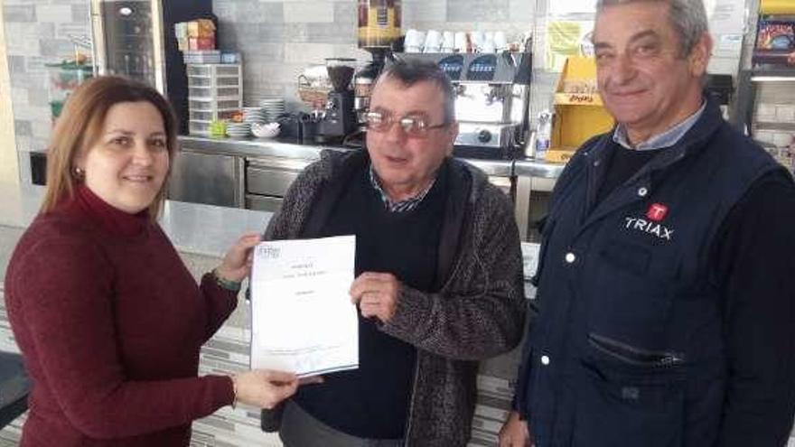 Los dos ganadores con el representante de CCA Caldas. // FdV