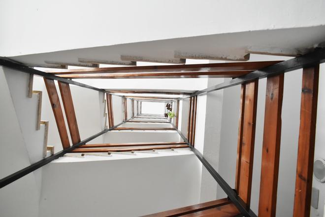 Galería | Vecinos de un edificio de Cáceres reclaman que viven sin ascensor