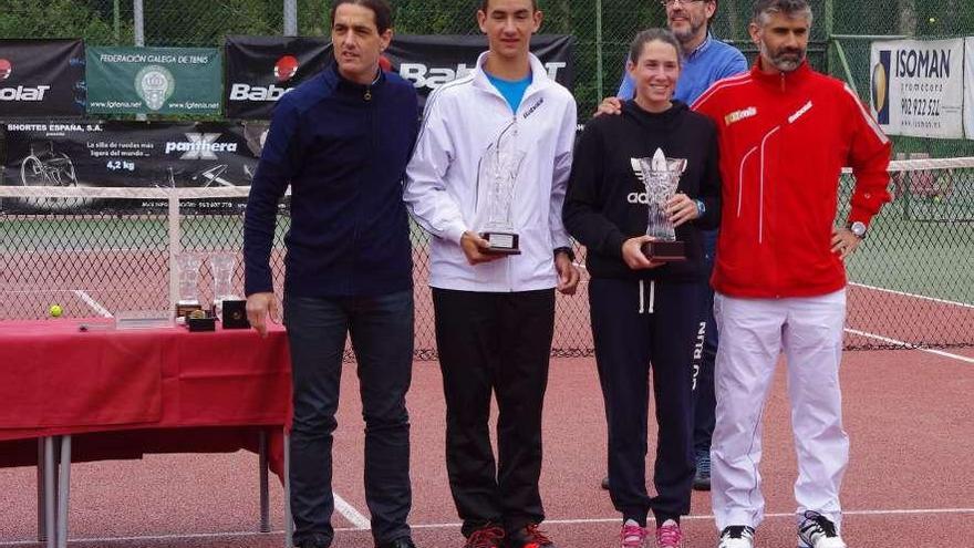 Celia Cerviño (centro), en la entrega de trofeos del campeonato gallego disputado en A Coruña.