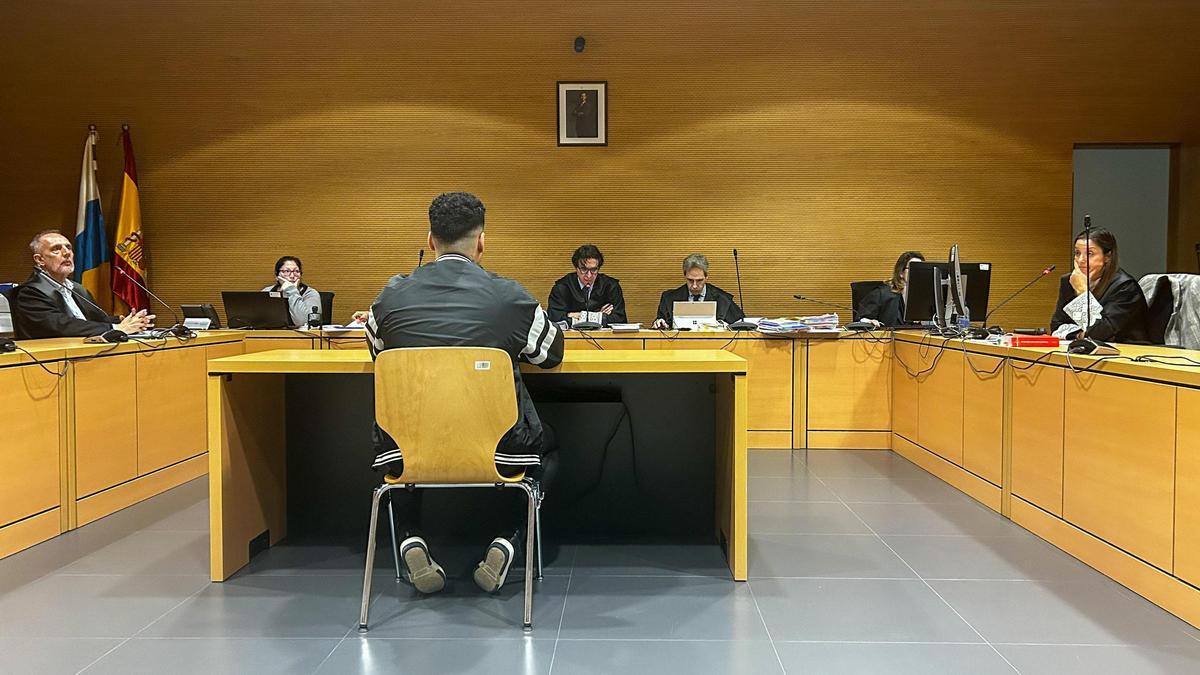 El acusado Haroun Z., de espaldas, en el juicio celebrado ante la Audiencia Provincial de Las Palmas.