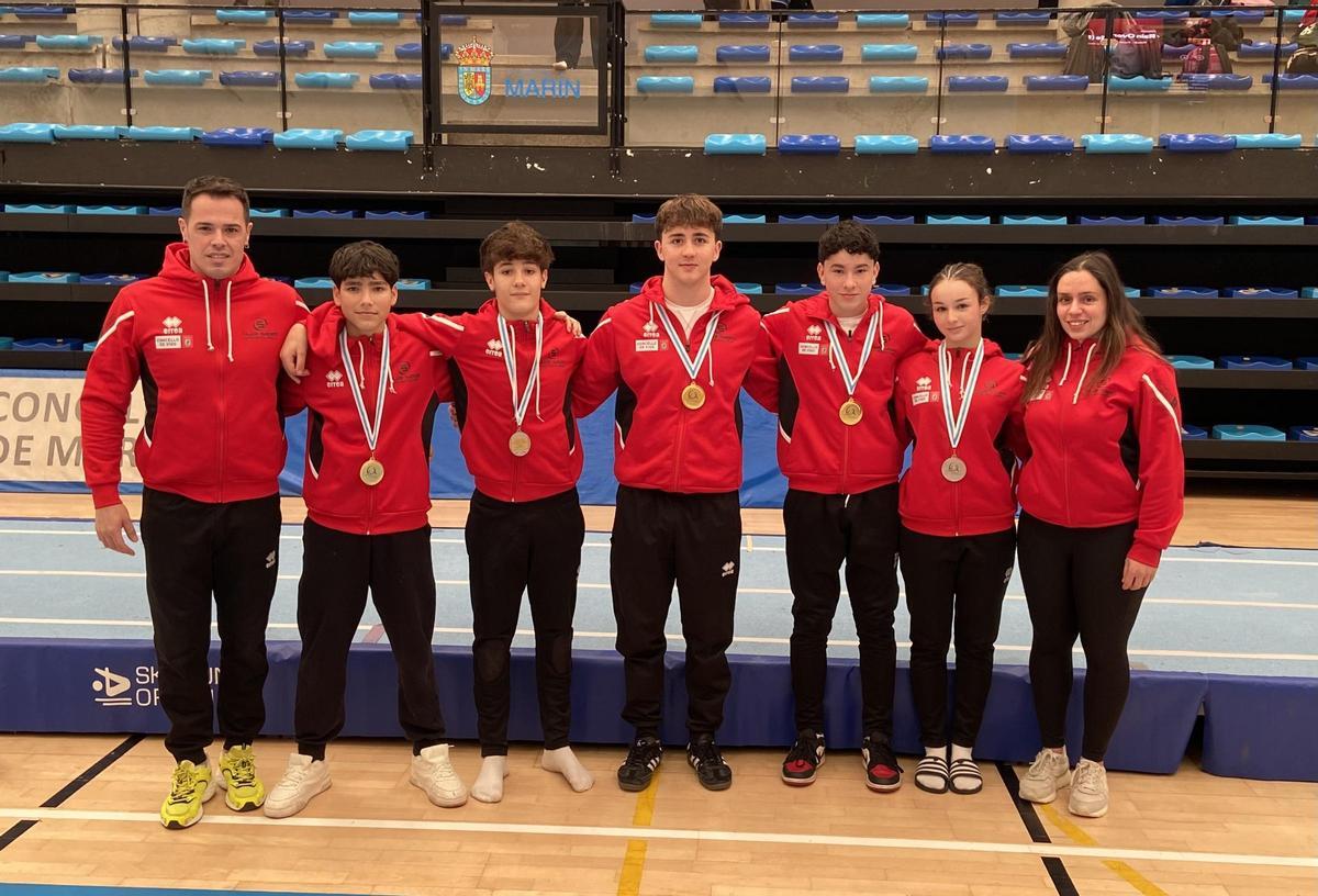 Los medallistas del Sieiro, con sus entrenadores.