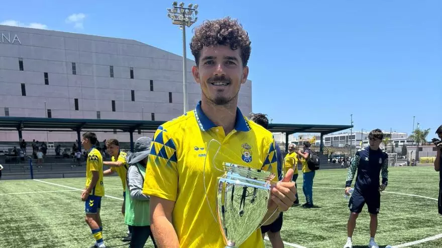 El jugador de la UD Las Palmas Zeben "evoluciona bien" y sigue en coma