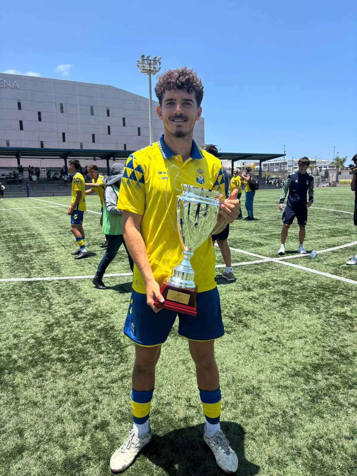 El jugador de la UD Las Palmas Zeben "evoluciona bien" y sigue en coma