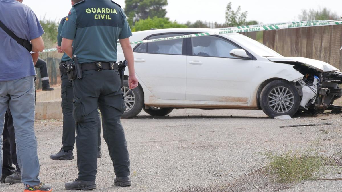 Imagen de los guardias civiles, junto al coche accidentado este lunes.