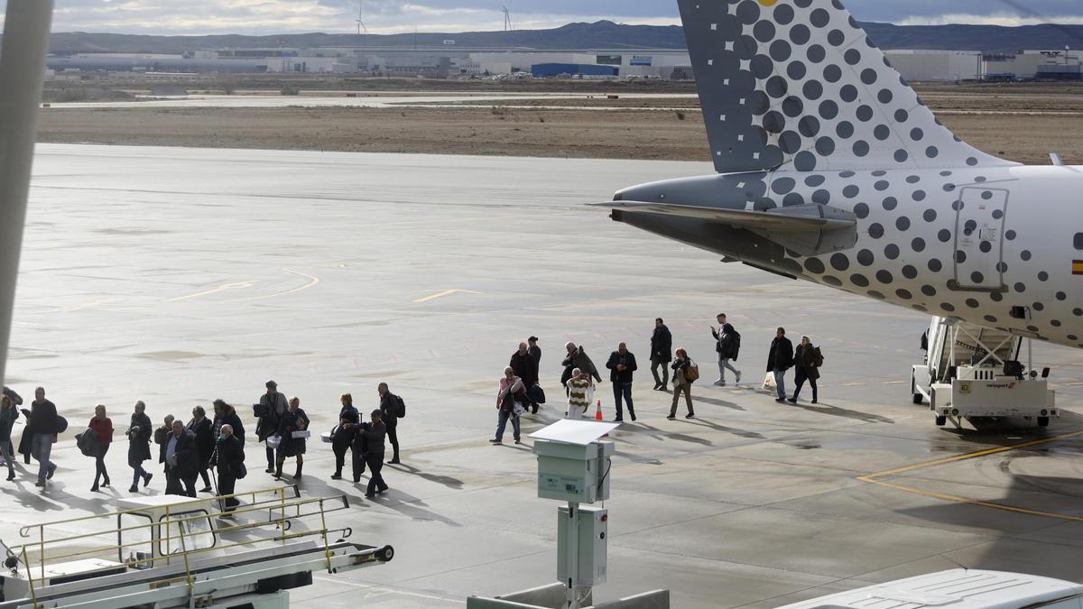 Un grupo de viajeros, en la pista del aeropuerto de Zaragoza