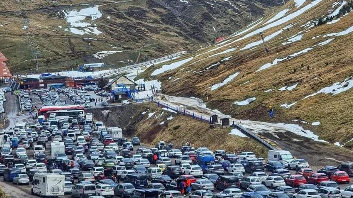 El parking de la estación de Astún repleto de vehículos, esta temporada, a finales de diciembre.