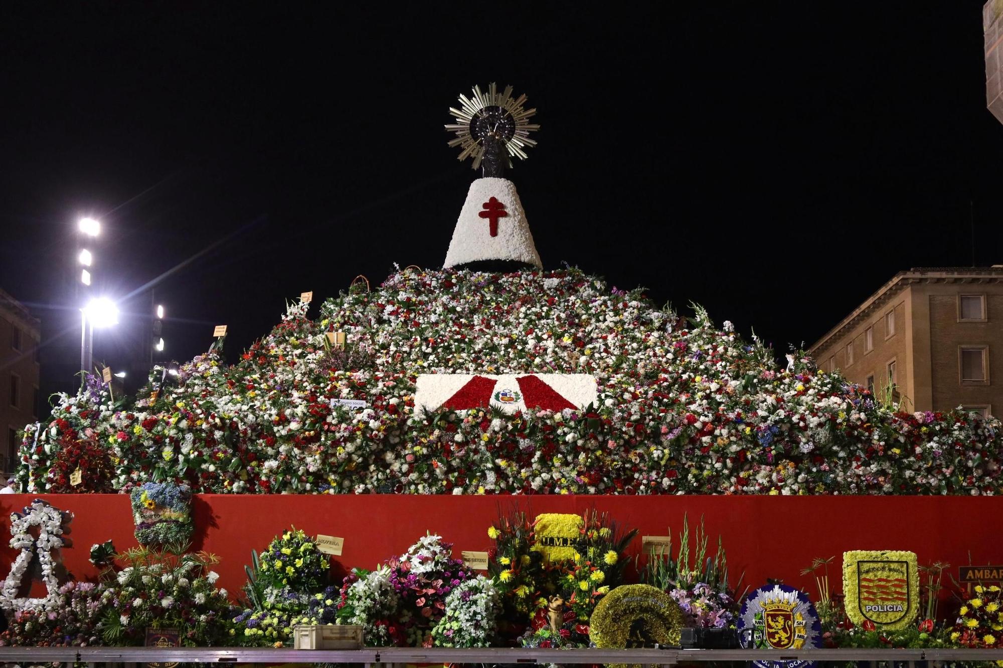 En imágenes | Zaragoza vive su día grande con la Ofrenda de Flores a la Virgen del Pilar