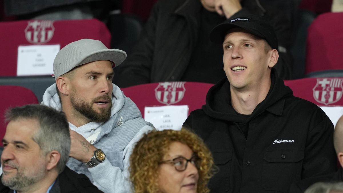 Íñigo Martínez y Dani Olmo, en la grada de Montjuïc durante el Barça-Betis.