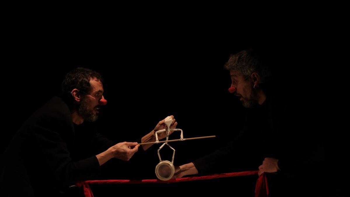 Los integrantes de Ymedio Teatro durante una función de ‘EcO’.