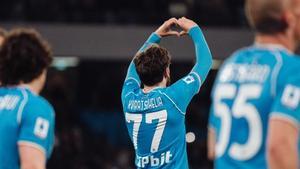 Kvaratskhelia celebra su gol, que era el 1-0 del Nápoles al Torino, en el estadio Diego Armando Maradona.