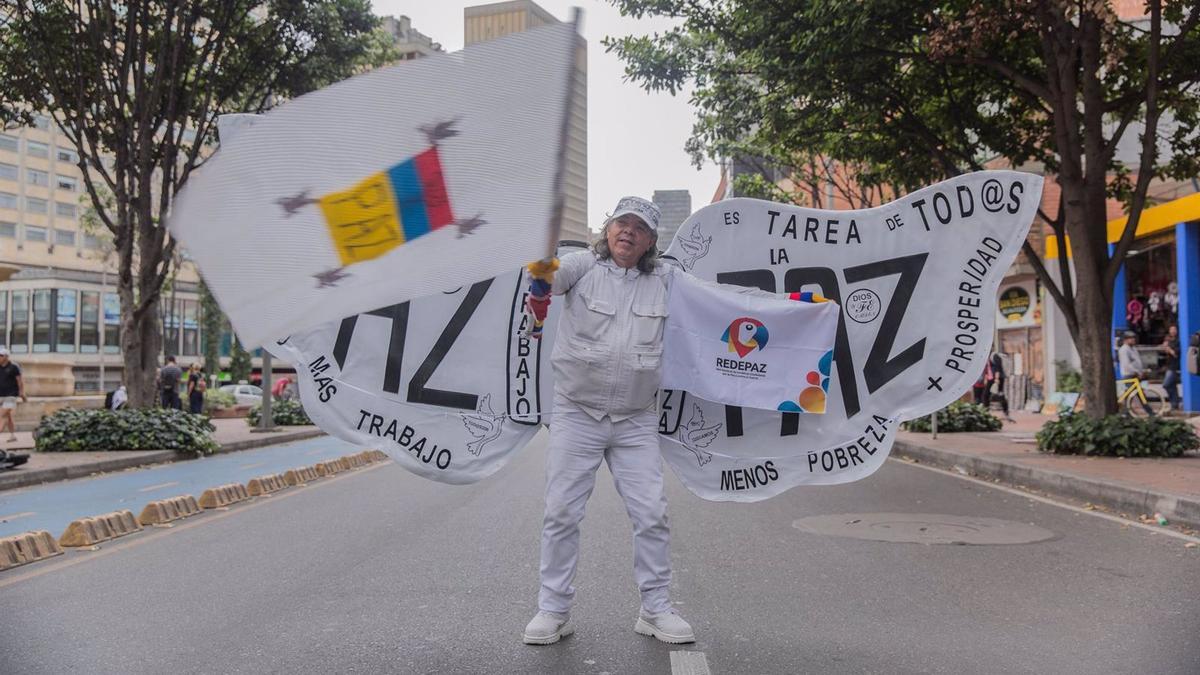Un hombre reivindica la paz en Colombia en una protesta