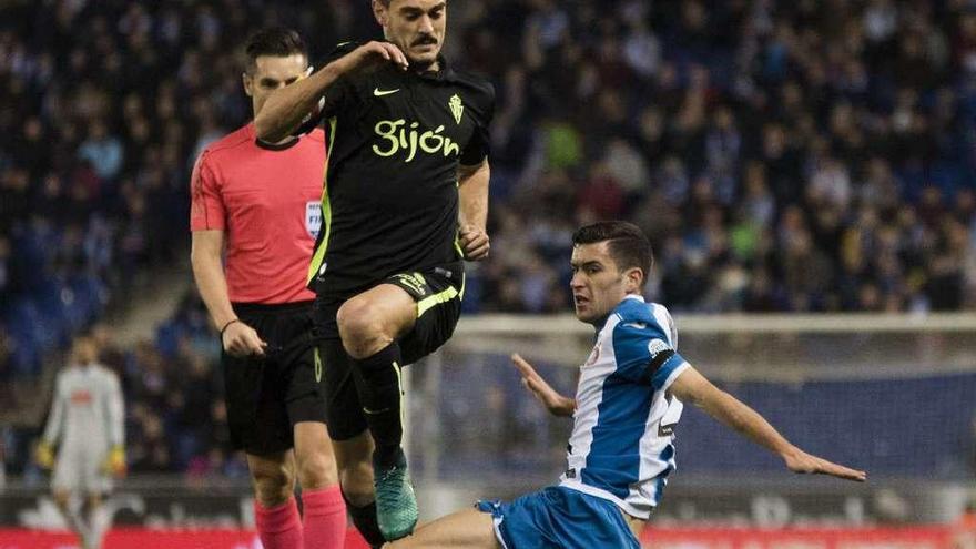Sergio supera la entrada de un jugador del Espanyol.