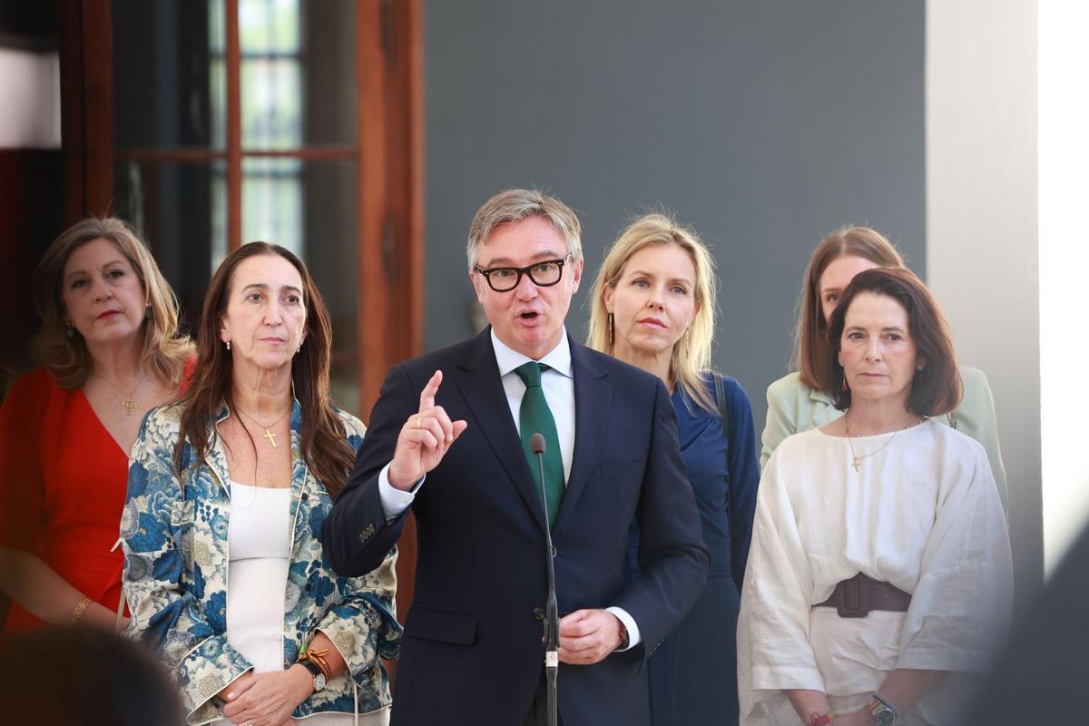 El portavoz del grupo parlamentario de Vox y próximo vicepresidente del Gobierno de Juanma Moreno en la Consejería de Turismo, Desregulación, Justicia y Administración Local, Manuel Gavira (c).