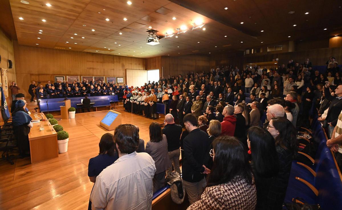 Un momento del acto celebrado en el salón de actos de Económicas, que contó con las intervenciones del Coro Sénior de la UVigo.