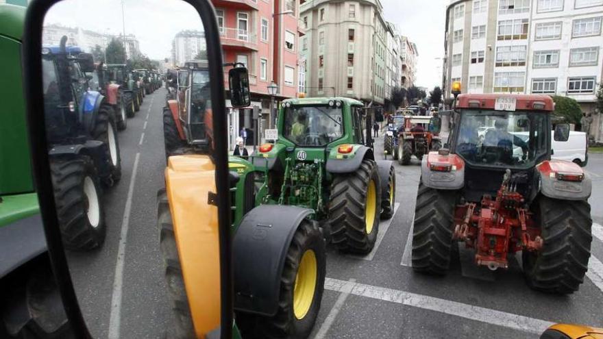 Cientos de tractores, ante la Muralla de Lugo en la protesta de ayer por la crisis de precios.