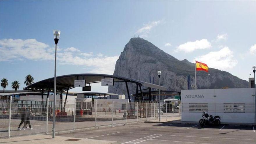 Gibraltar denuncia que un patrullero español intentó echar a dos buques civiles fondeados ante el Peñón