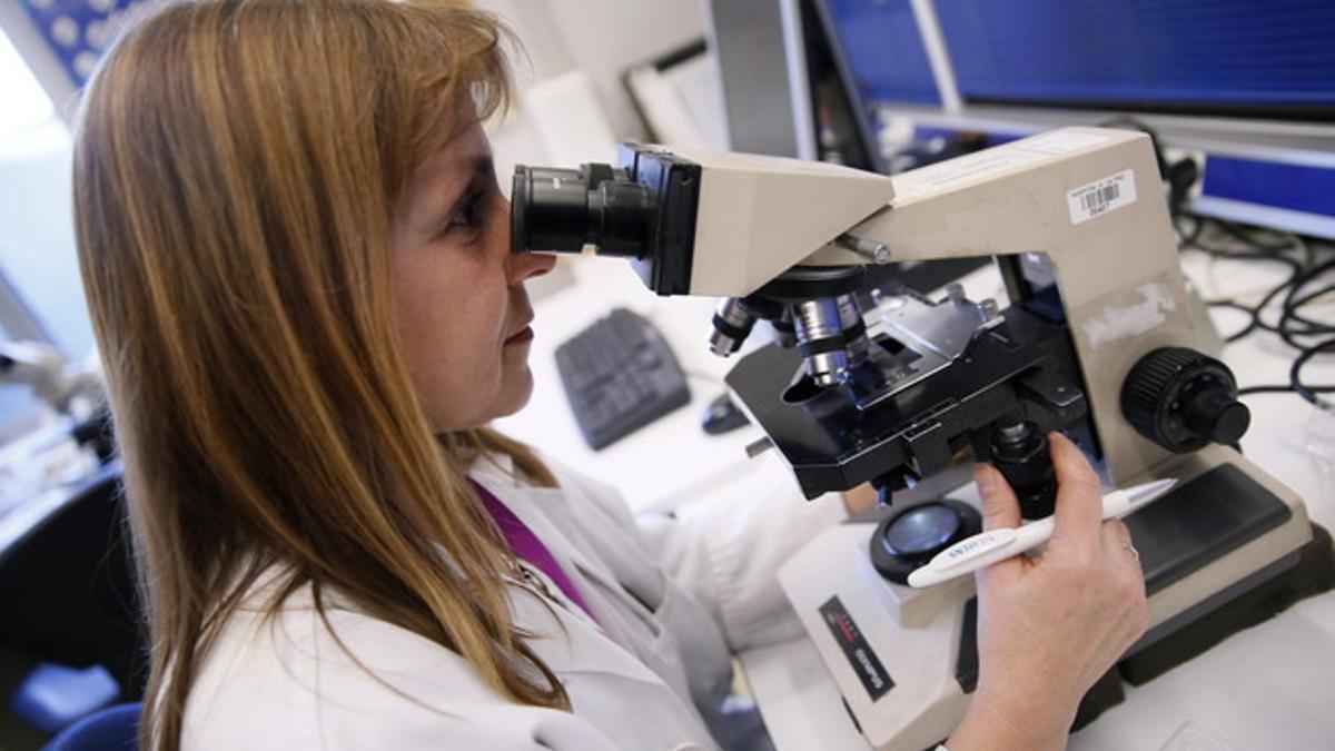 Una facultativa trabaja en un laboratorio de análisis clínicos.