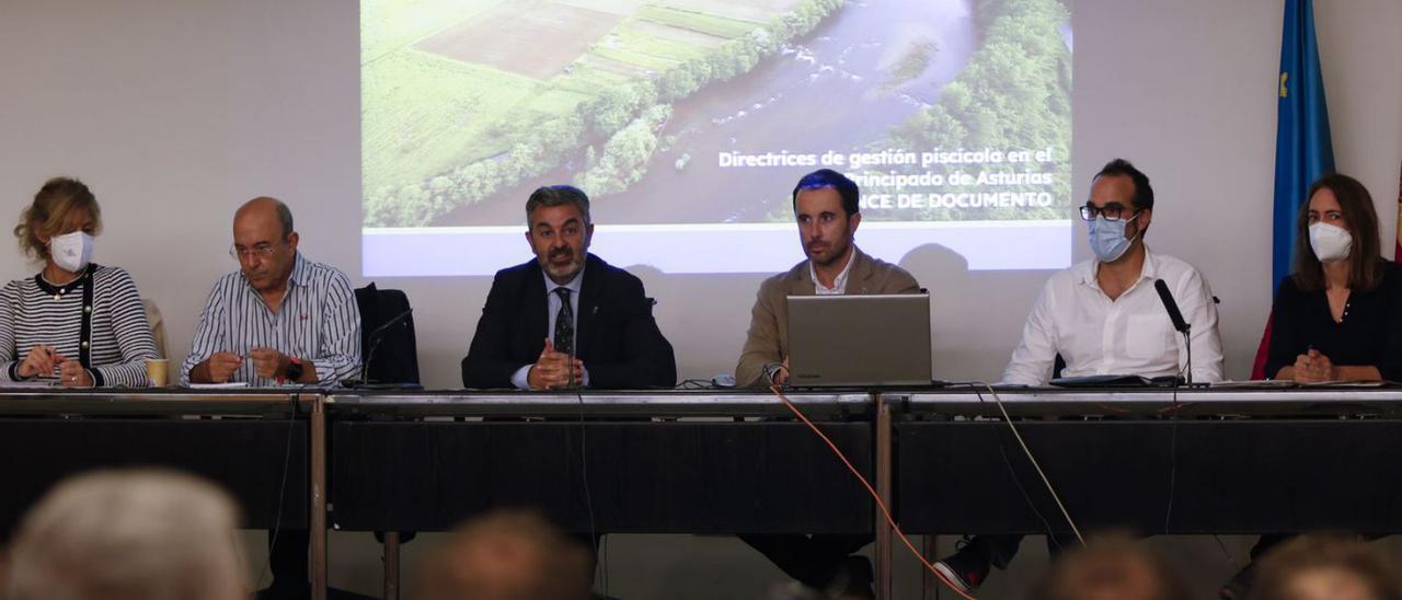 Un momento del Consejo de Pesca Fluvial, ayer, en Oviedo. En la mesa, en el centro, Alejandro Calvo (a la izquierda ) y David Villar. | Luisma Murias
