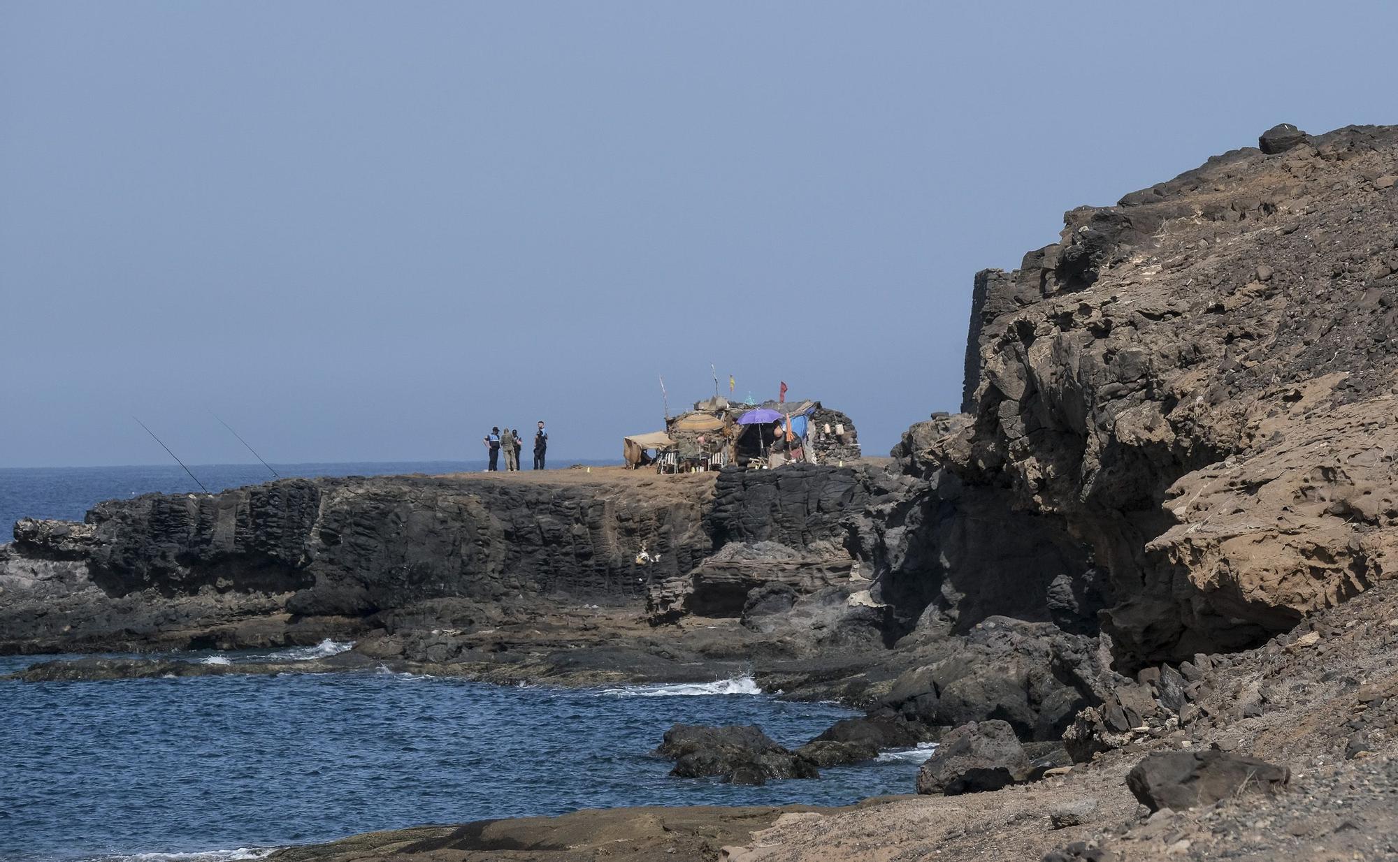 Limpieza de uno de los búnkeres de El Confital en Las Palmas de Gran Canaria