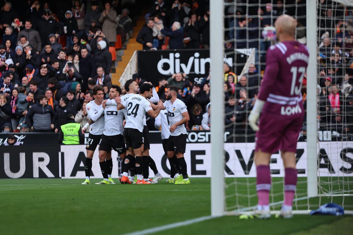 Hugo Duro celebra su gol con el resto de sus compañeros