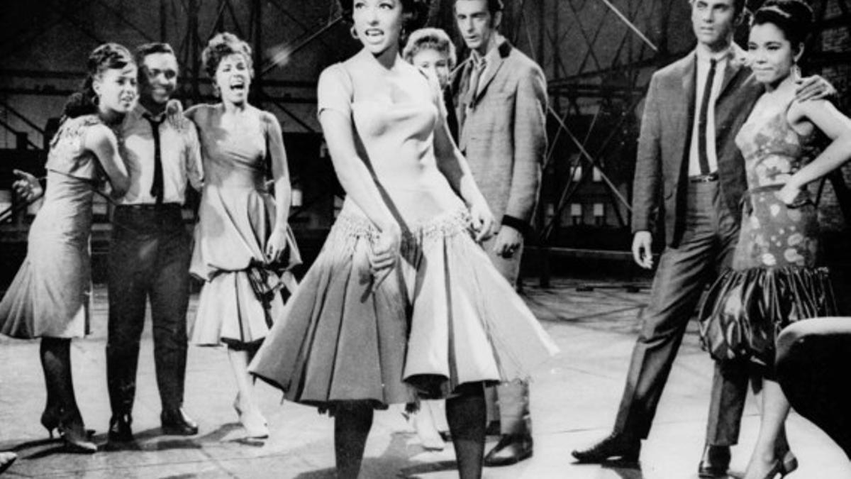 Rita Moreno, en el centro, en una de las escenas más famosas de 'West Side Story'.