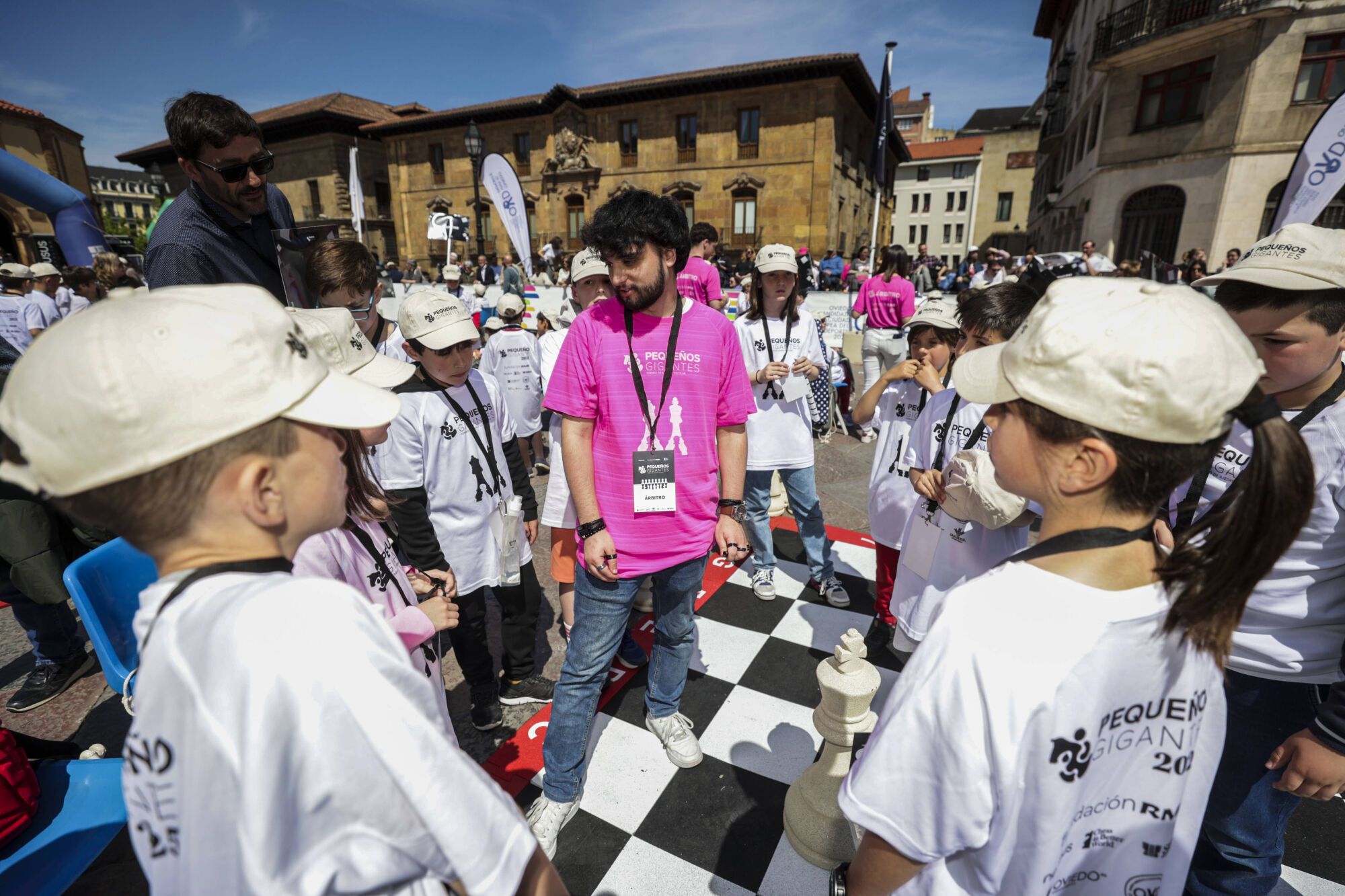 EN IMÁGENES: Torneo escolar de ajedrez gigante en la plaza de la catedral de Oviedo